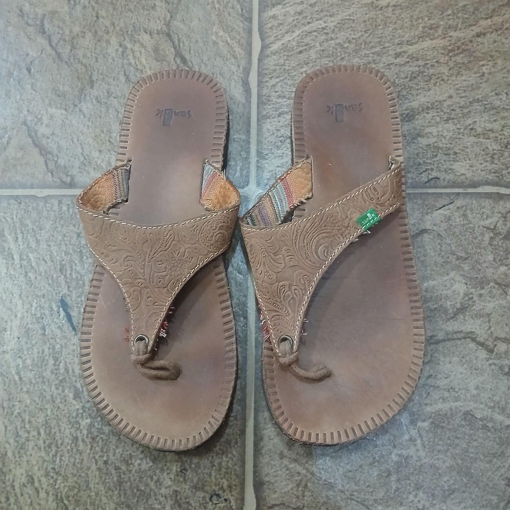 Sanuk Brown Leather Flip Flops Boho Whimsy Womens Sz 7 Summer Casual